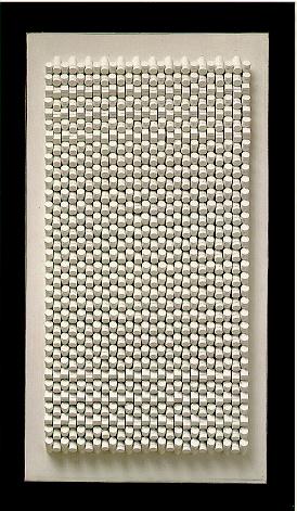 Pintura en blanco y grises virtuales, 1977
Esmalte sobre madera, 132 x 72 cm